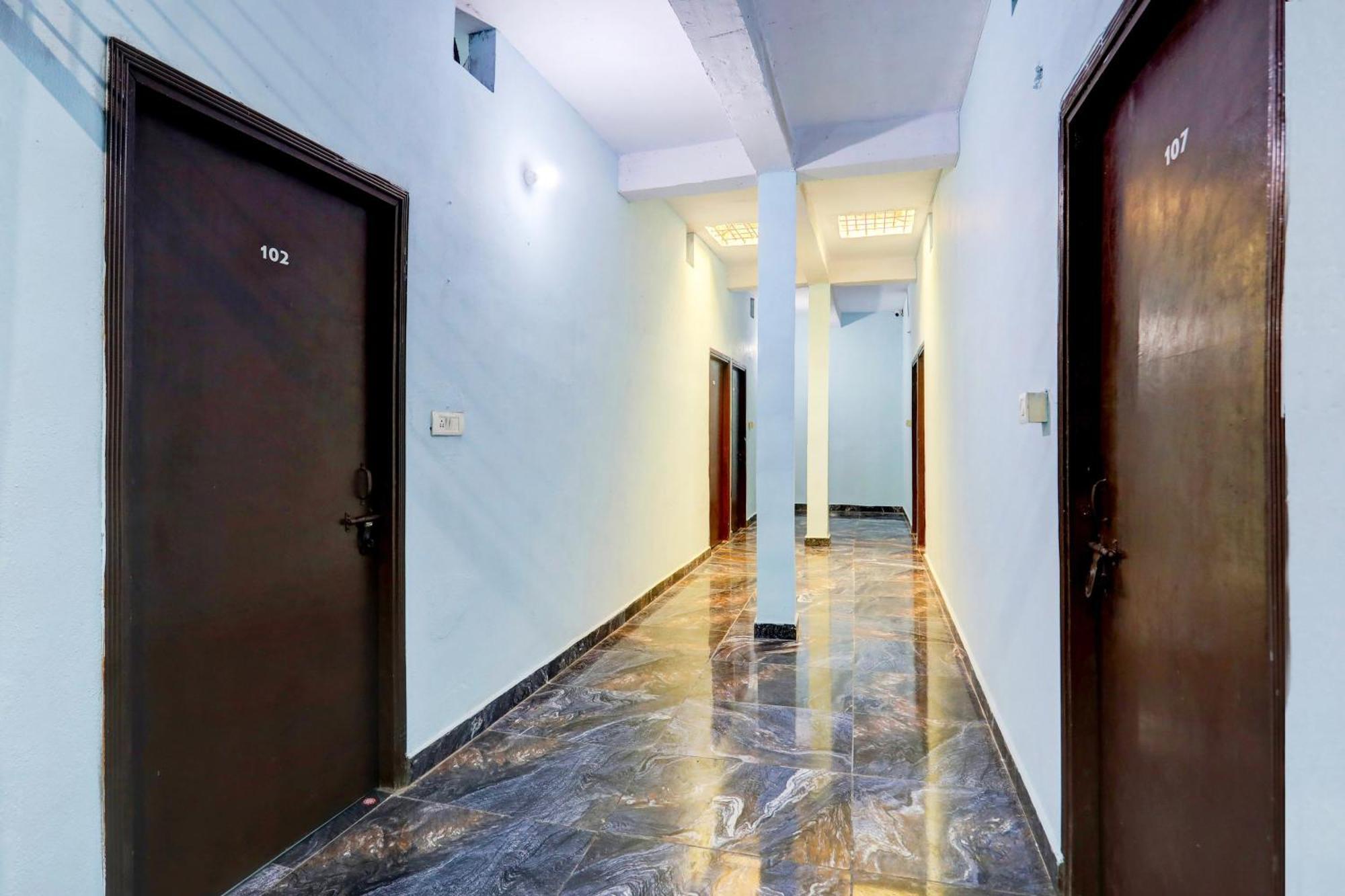 Spot On New Diamond Guest House Rudrapur エクステリア 写真